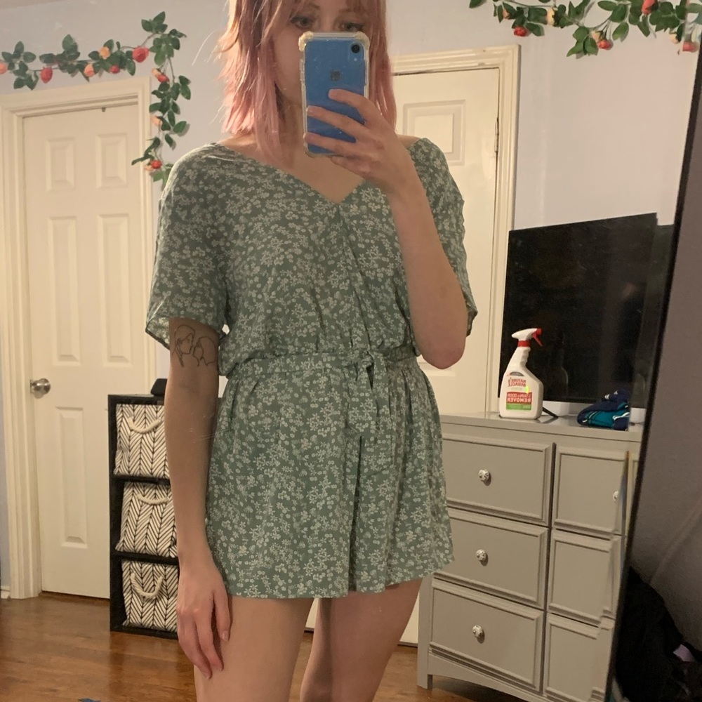 Pastel green floral romper 🌿